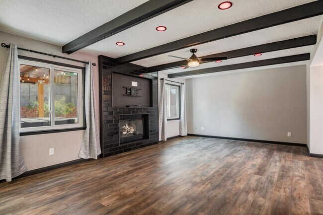 Building Photo - 1600 Cullen Ln NE