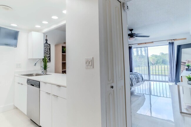 Building Photo - 3760 Inverrary Dr