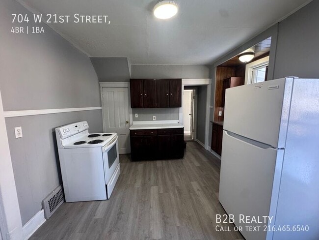 Building Photo - 704 W 21st St