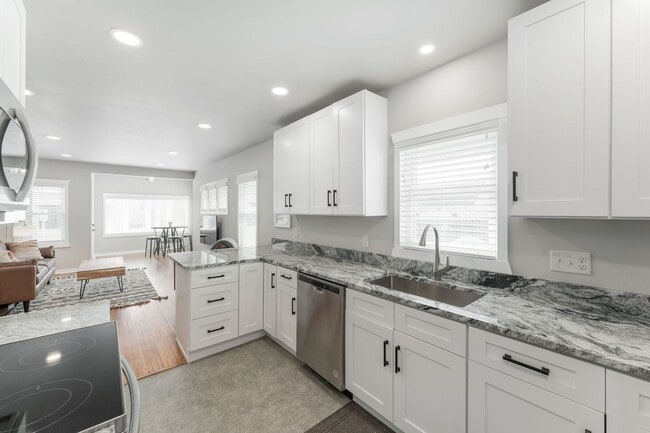 Building Photo - FURNISHED HOUSE! Short or Long Term! Large Newly Renovated Fully Furnished Modern 5 Bedroom Home ...