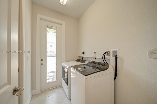 Building Photo - 1280 Eucalyptus Dr