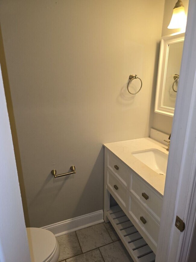 Building Photo - Charming 2-bedroom, 1-bath duplex unit