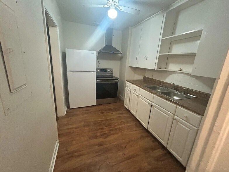 Building Photo - 2652 Merwyn Rd