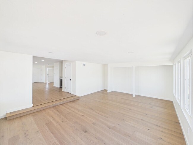 Building Photo - Modern Luxury 3x2 home in the Heart of Vista
