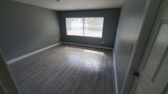 Building Photo - 1711 Lakewood Ave