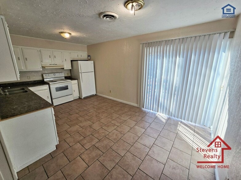 Building Photo - 210 Holly Berry Ln