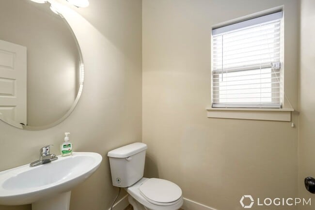 Building Photo - Stunning Single Family Home In Excellent L...