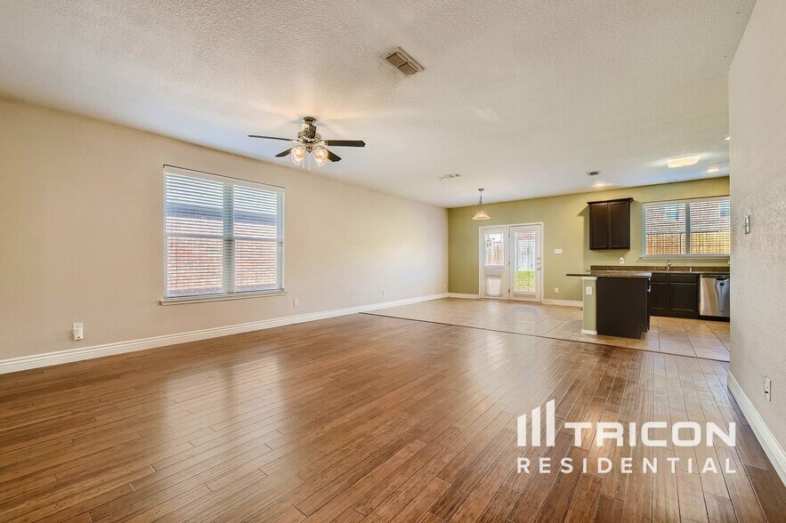 Building Photo - 1735 Oak Glen Dr