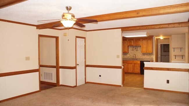 Building Photo - 1221 Clearwater Ln