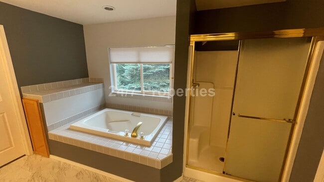 Building Photo - Inviting 3 BD | 2.5 BA Home w/ Massive Bac...
