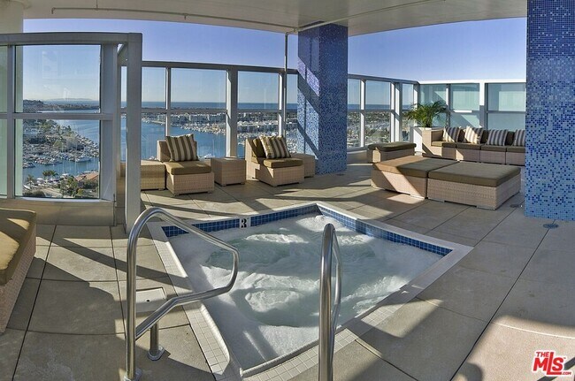Building Photo - 13700 Marina Pointe Dr