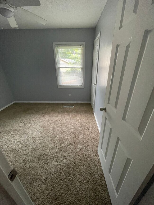 Building Photo - Sensational Three Bedroom Home Located in the Earlewood Community!