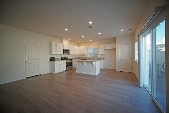 Building Photo - Beautiful 4 Bedroom PLUS office / den in Natomas!