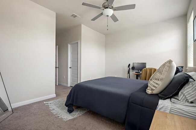 Building Photo - 8013 Lennon Dr