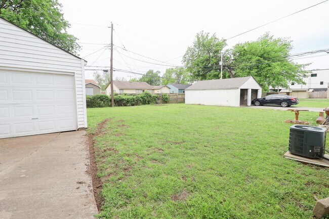 Building Photo - Beautiful Brookside duplex unit - NO PETS