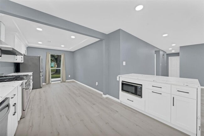 Building Photo - 5215 Trail Lake Dr