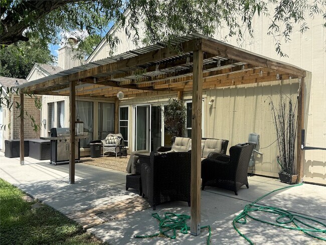 Building Photo - 2358 Binley Dr