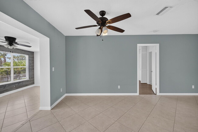 Building Photo - 416 SE Naranja Ave