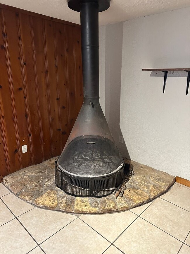 Building Photo - 3 Bed 1 Bath House with Fenced-in Yard. Available NOW!