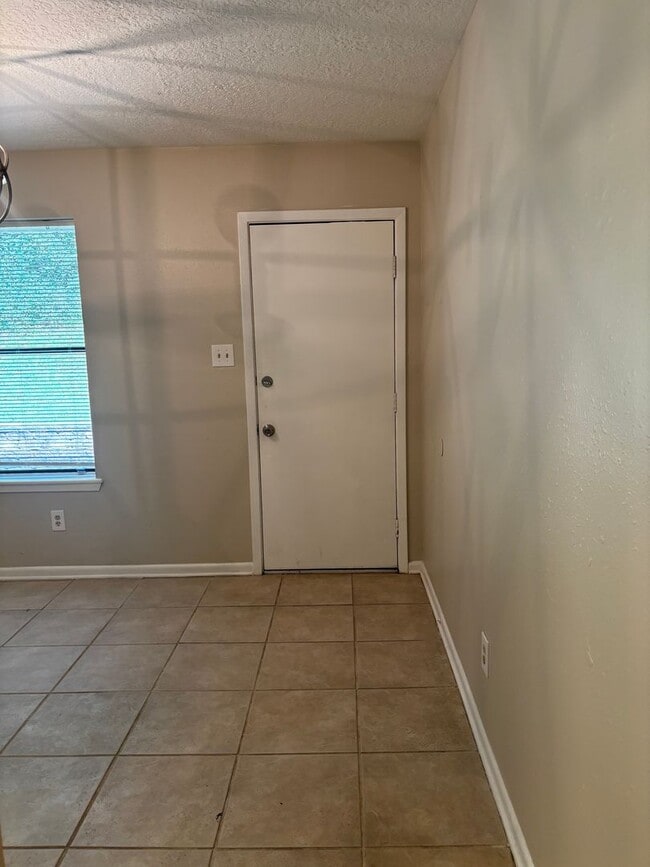Building Photo - 2 bedroom 2 bath