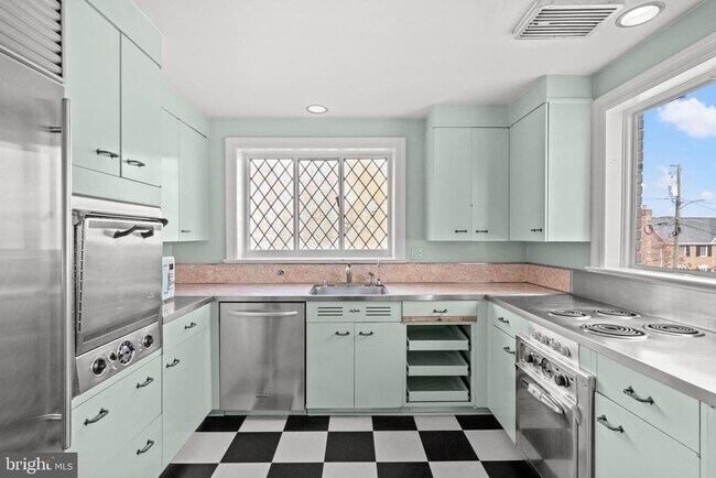 Building Photo - 6045 Edgewood Terrace