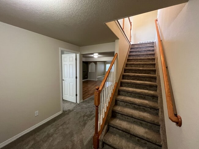 Building Photo - Pine Creek 5bd Home on Corner Lot 6 month ...