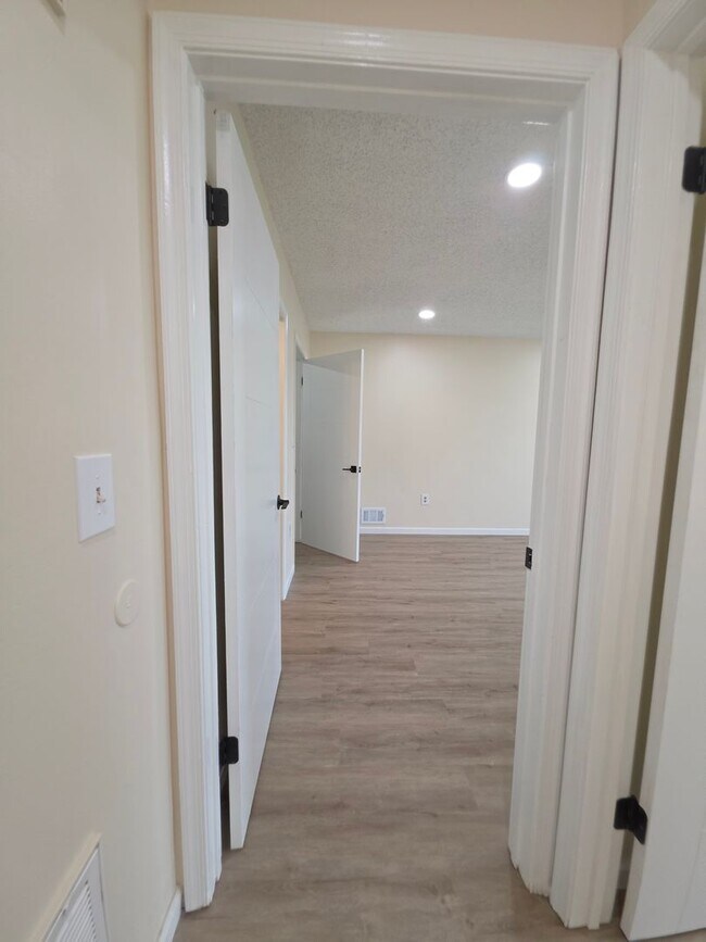 Building Photo - 12 Amberly Ct