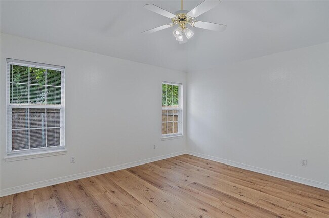Building Photo - "Cozy Charm Awaits: 3-Bedroom Home with Fireplace in Bossier City!"