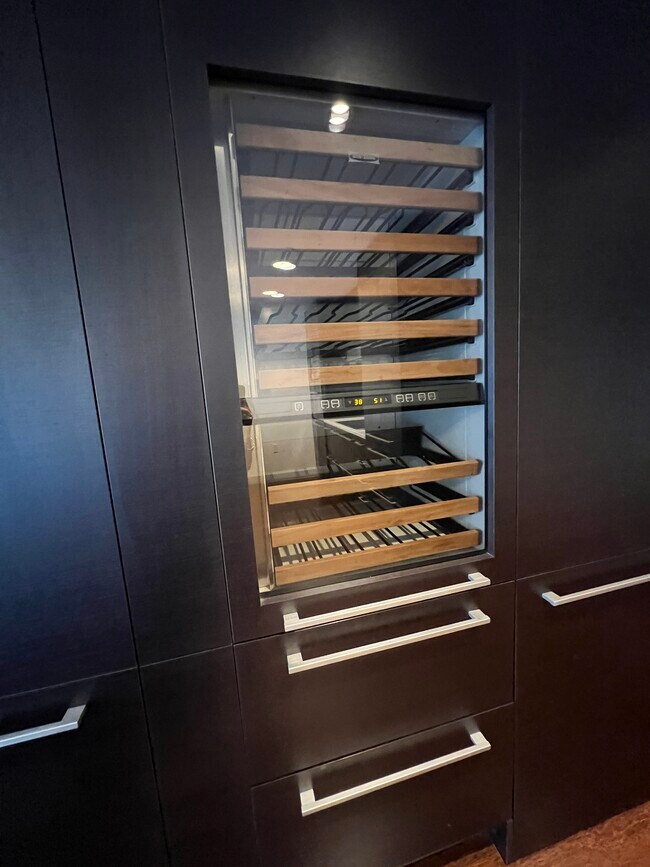 Building Photo - 6250 Hollywood Blvd