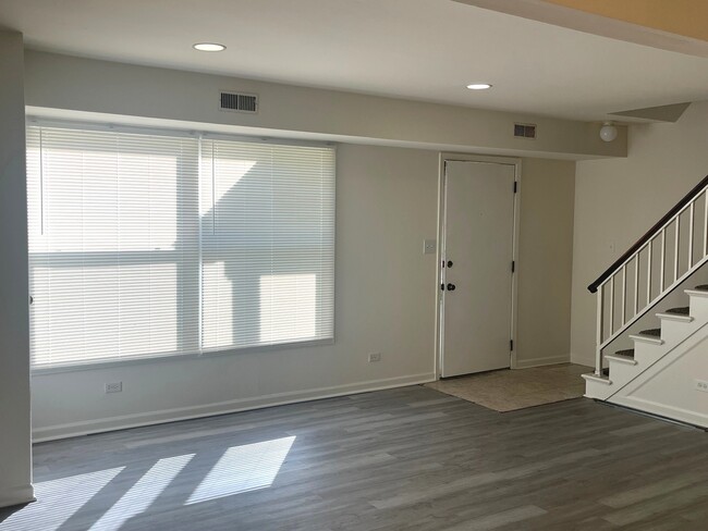 Building Photo - 1381 N Glen Cir