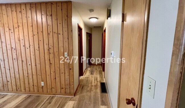 Building Photo - Spacious 4BD I 2BA Home w/ Separate Living...