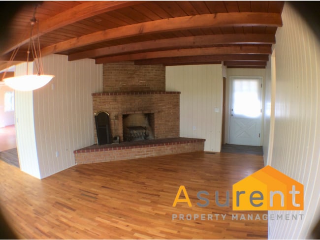 Building Photo - 3-Bedroom/2-Bathroom Home with Amazing Vie...