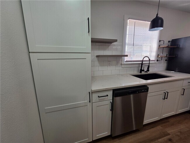 Building Photo - 2400 SE Jayel Terrace