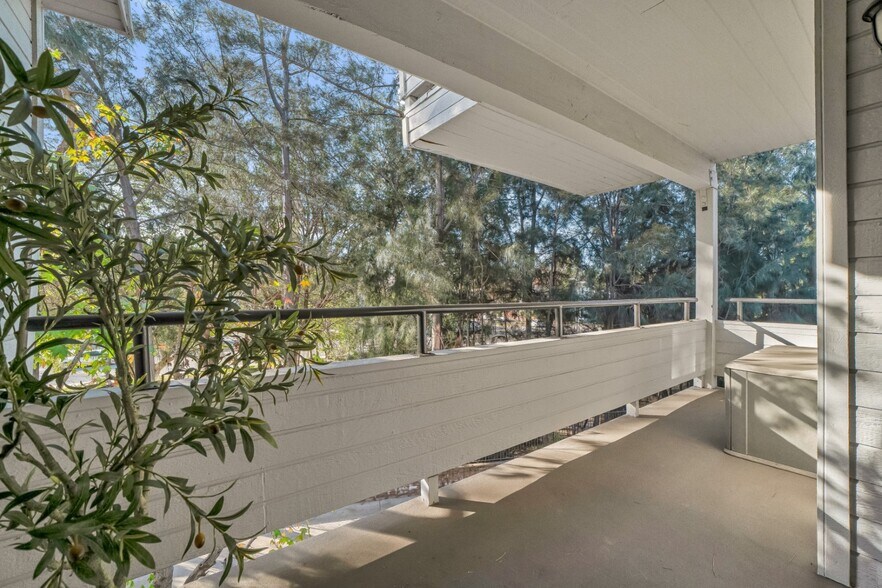 Building Photo - 13331 Moorpark St