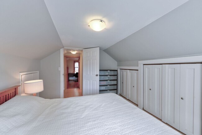 Building Photo - Beautiful Craftsman Bungalow on the edge of the Historic Fort Russell Dristrict