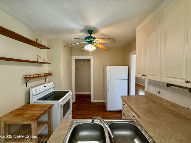 Building Photo - 625 Meteor St