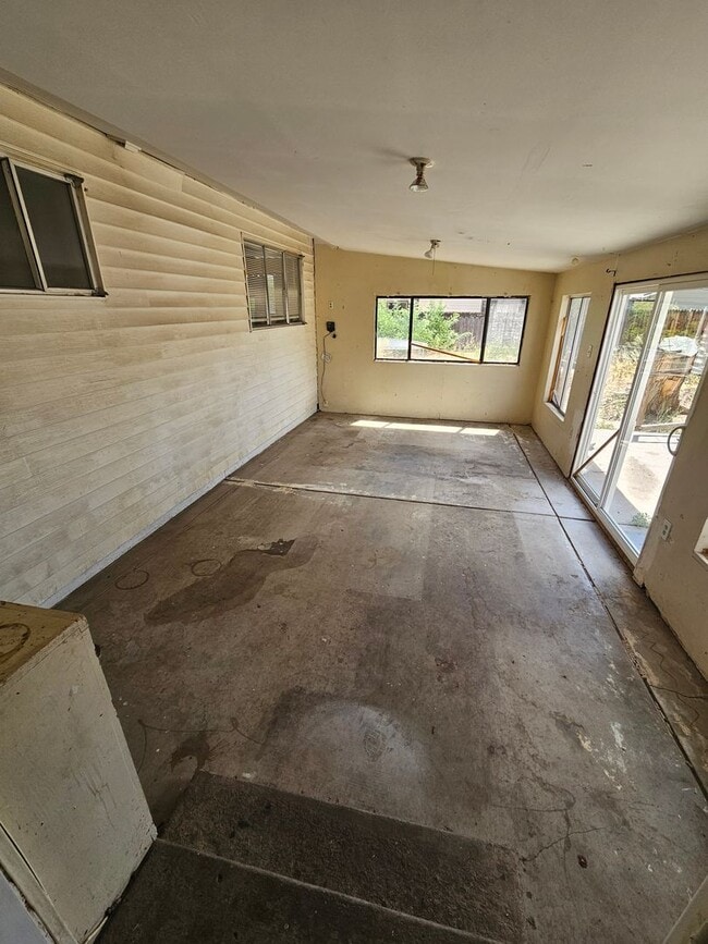Building Photo - Large 3 bedroom in great location