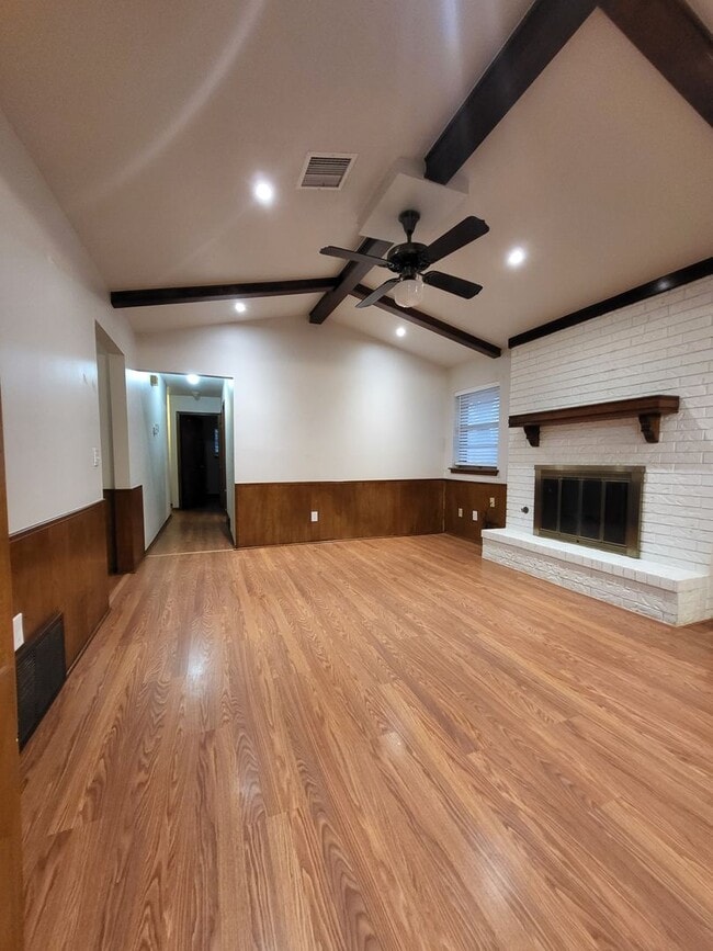 Building Photo - (3) Bed/(2) Bath in Southern Hills w/ (2) Living Areas and Storm Shelter!