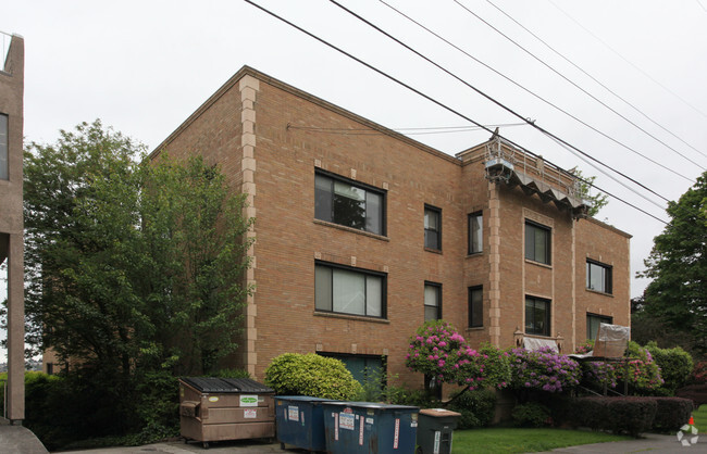 Building Photo - Sir Lancelot Apartments