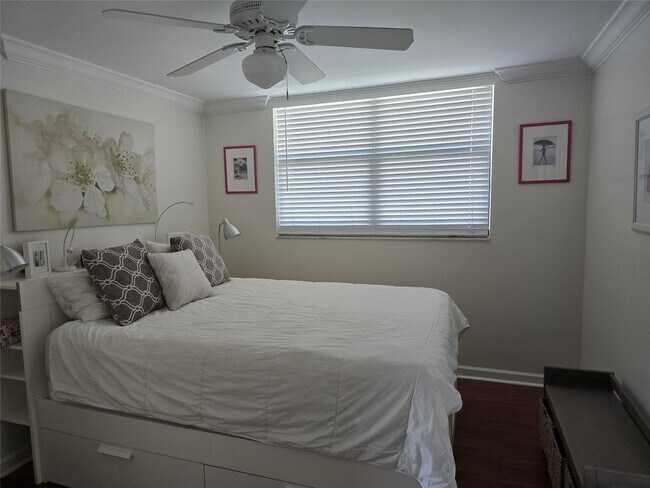 Building Photo - 1401 N Riverside Dr