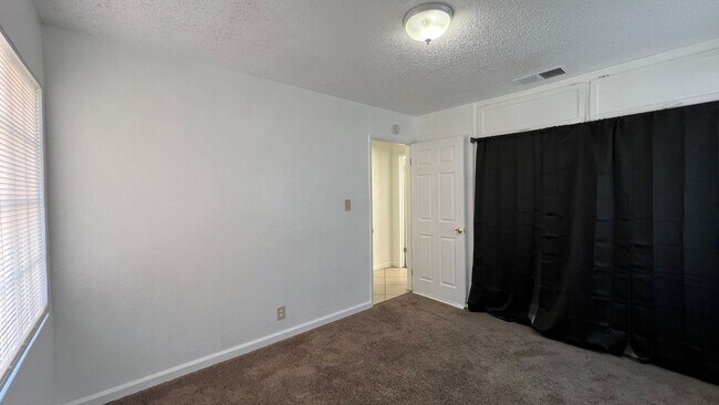 Building Photo - P008