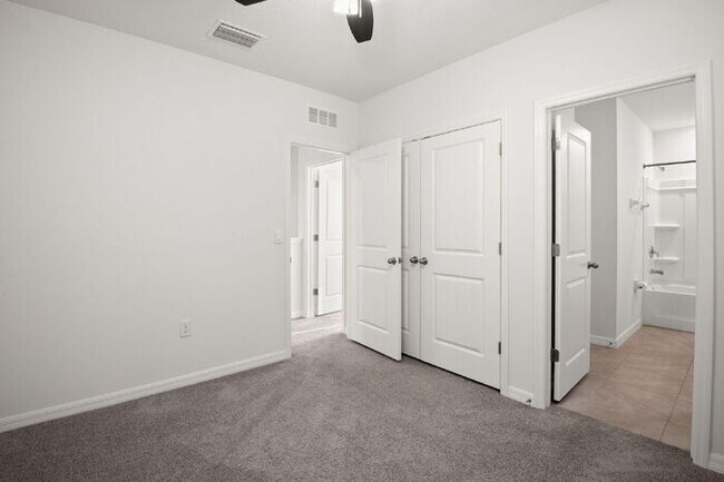 Building Photo - "Spacious 3-Bedroom Townhouse Oasis with 2.5 Baths in Serene Apollo Beach!"