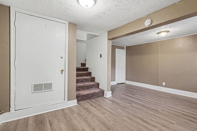 Building Photo - 1BR/1BA Carriage House in the Heart of Midtown!