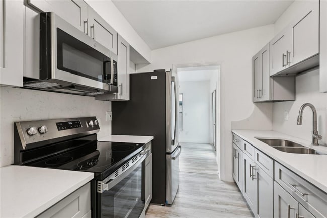 Building Photo - 607 E River Dr