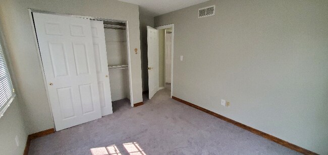Building Photo - 3026 Round Hill Ct