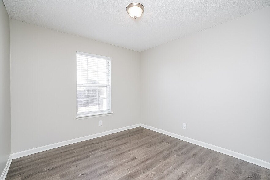 Building Photo - 331 Lake Forest Dr