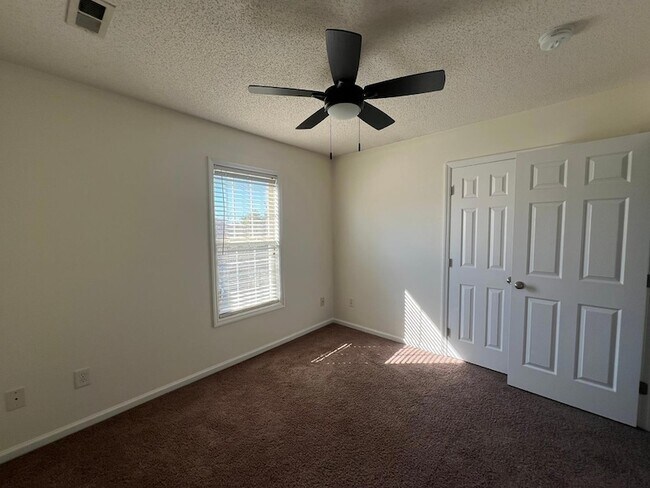 Building Photo - 100 Dover Ct E