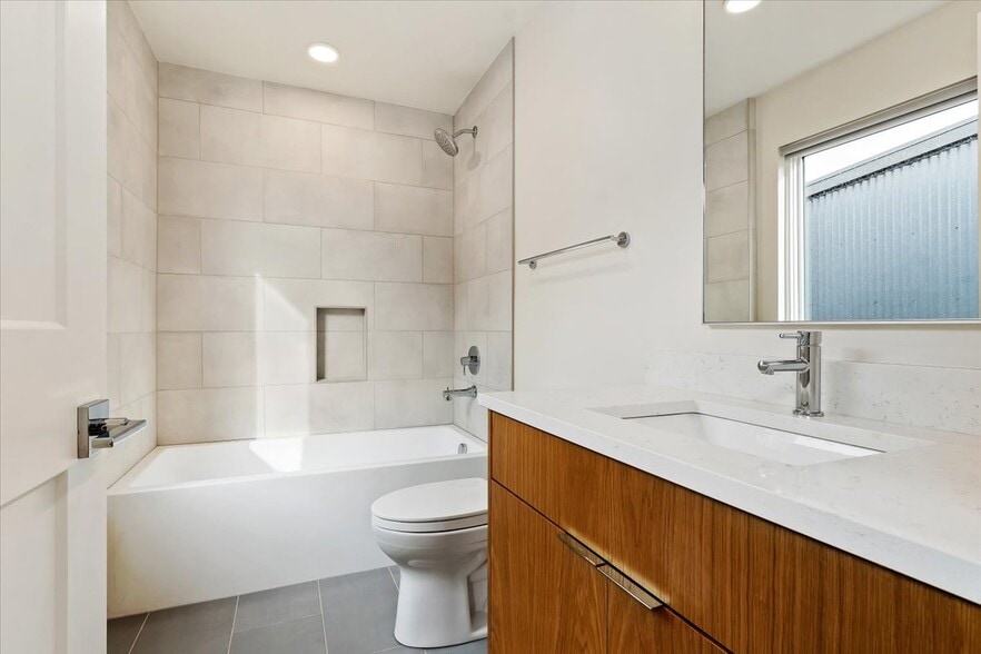 Building Photo - 810 E 800 S