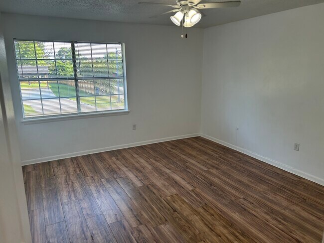 Building Photo - 1726 Robins St