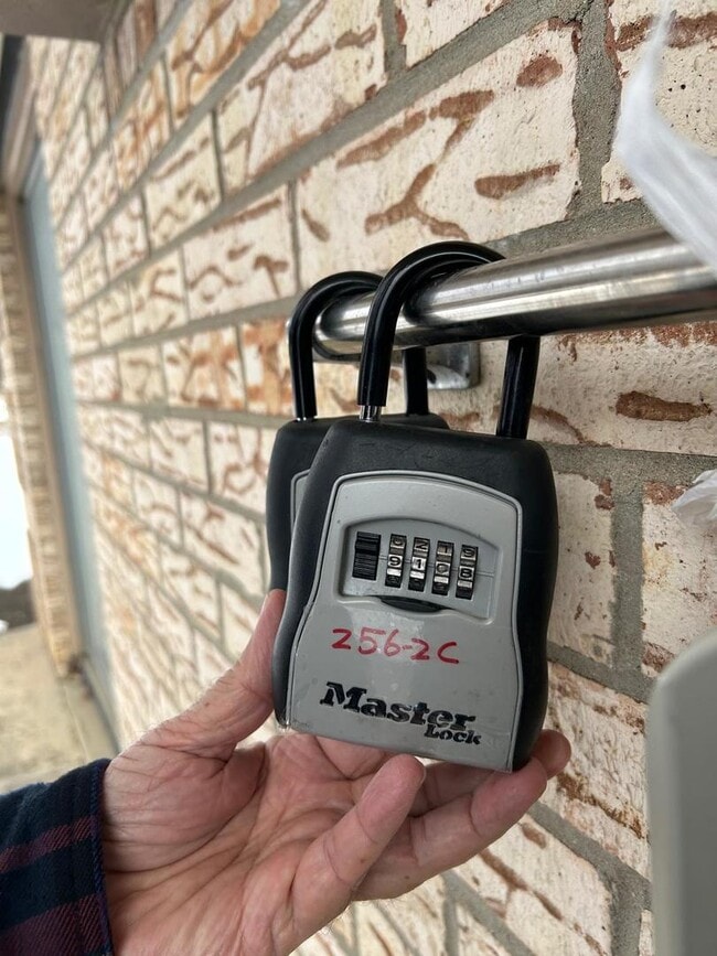 Building Photo - 256 Shorewood Dr